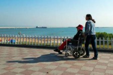 新沂八旬老人推轮椅带老伴游中国(为了方便推轮椅带老伴出门)