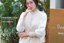 新沂兼职模特被摄影师亲(兼职模特被摄影师亲了)